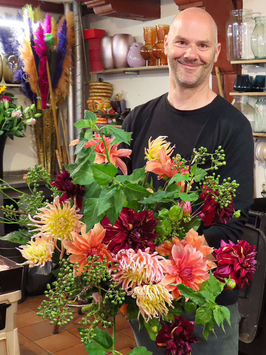 Jemi Bloemen Michel finished big Dahlia bouquet Jemi Bloemen Michel finished big Dahlia bouquet