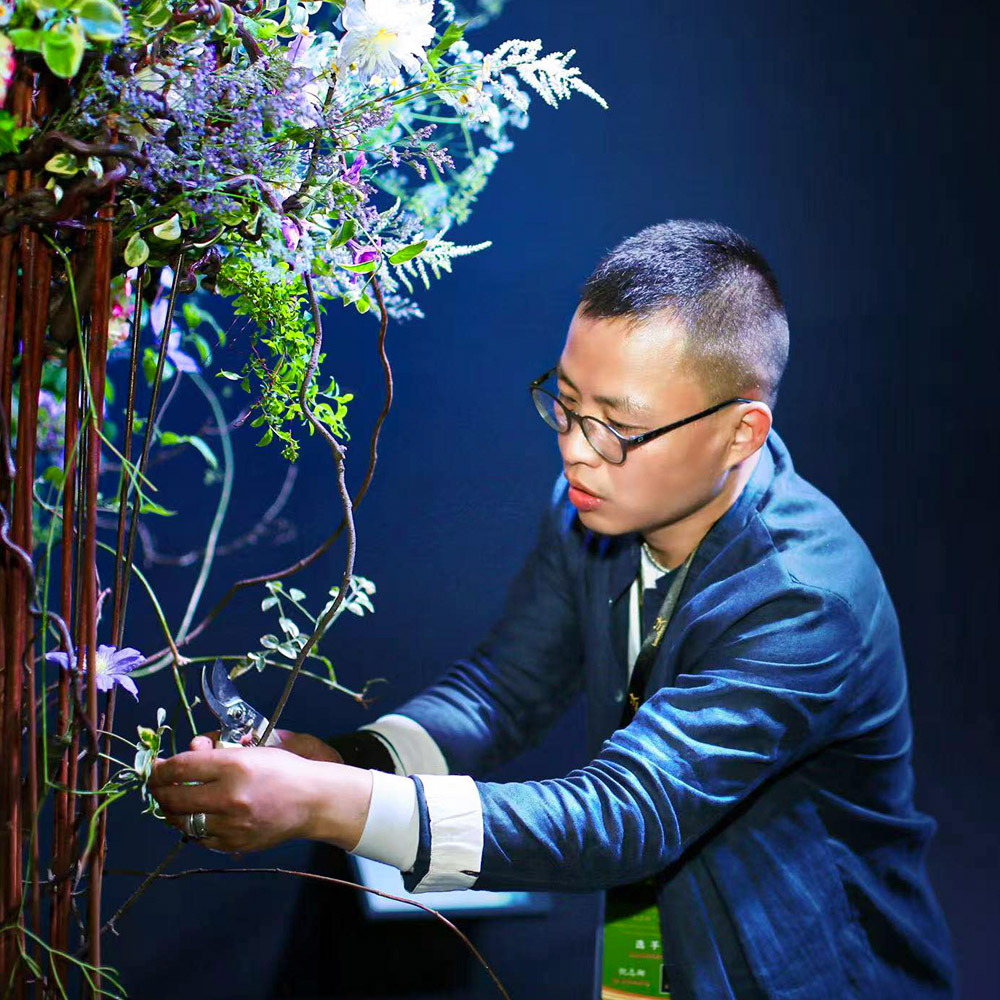 Ni Zhixiang creating a grand design detail Ni Zhixiang creating a grand design detail