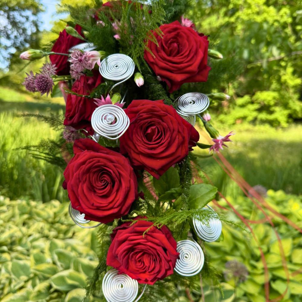 Beautiful bouquet made of Porta Nova Red Naomi Roses The dark red bloom of red roses is perfect gift for true love, perfect love symbolism and for favorite flower for new beginnings