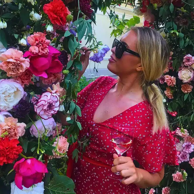 Effortlessly Hosting a Flower-Themed Garden Party in a Few Easy Steps - Thursd Article