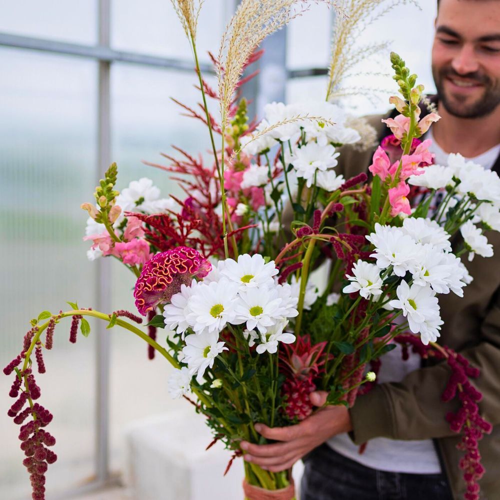 Flower bouquet Science of Flower Colors and Why Some Easily Attract More Attention Than Others