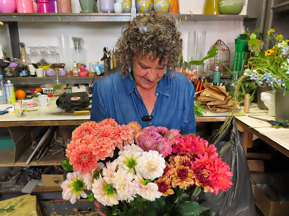 Petri Rijsdijk from Fiori Bloemen with Dahlia bucket Petri Rijsdijk from Fiori Bloemen with Dahlia bucket