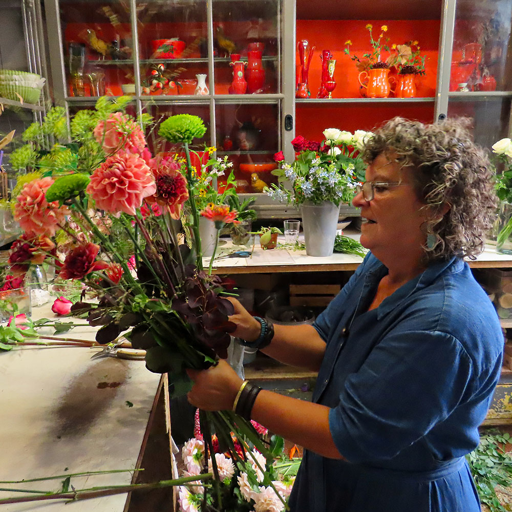 Petri Rijsdijk from Fiori creating big Dahlia bouquet Petri Rijsdijk from Fiori creating big Dahlia bouquet