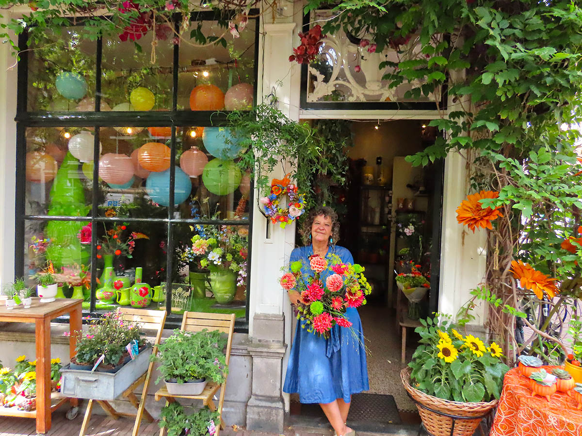 Petri Rijsdijk from Fiori outside big Dahlia bouquet Petri Rijsdijk from Fiori outside big Dahlia bouquet