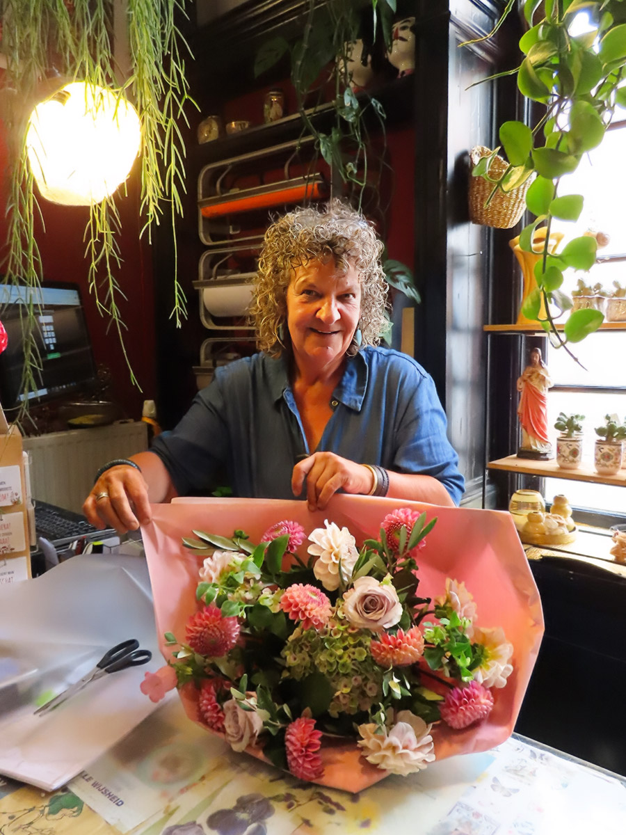 Petri Rijsdijk from Fiori wrapping small Dahlia bouquet Petri Rijsdijk from Fiori wrapping small Dahlia bouquet