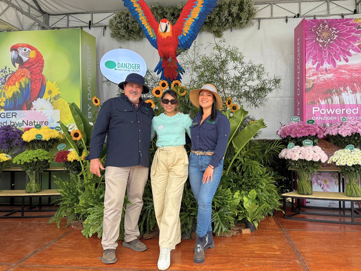 Shallima Turizo poses for a picture with team Danziger Chrysanthemum week