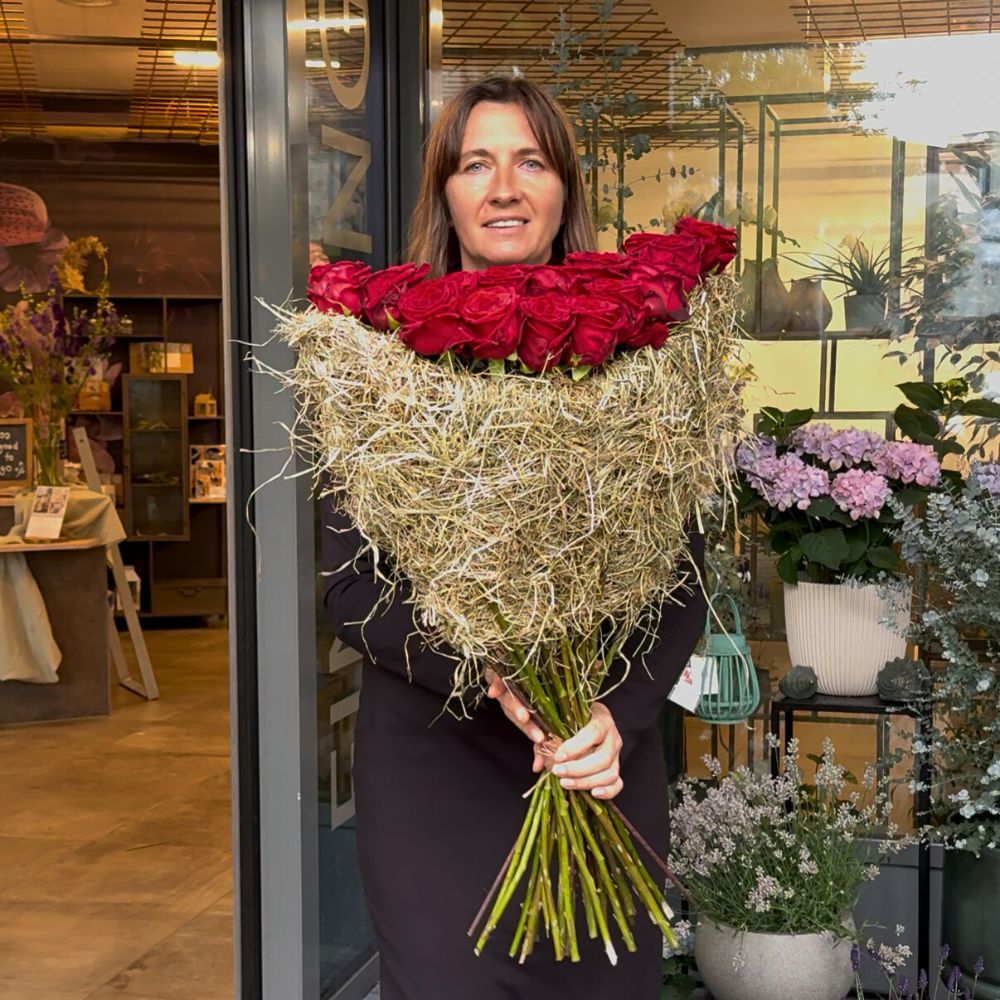 A Vibrant Bouquet With Porta Nova Roses and a Hay Structure