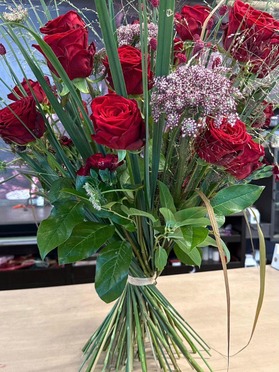 An eco bouquet featuring Porta Nova Red Naomi Roses using hay frame Porta Nova Red Naomi Roses