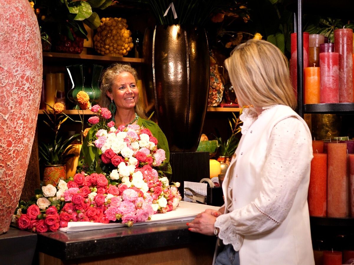 Lisa Casta learning more about spray roses cut stages florists take World of Spray Roses