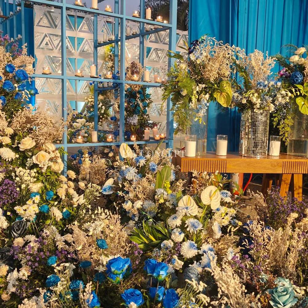 Elegant blue and white floral wallpaper