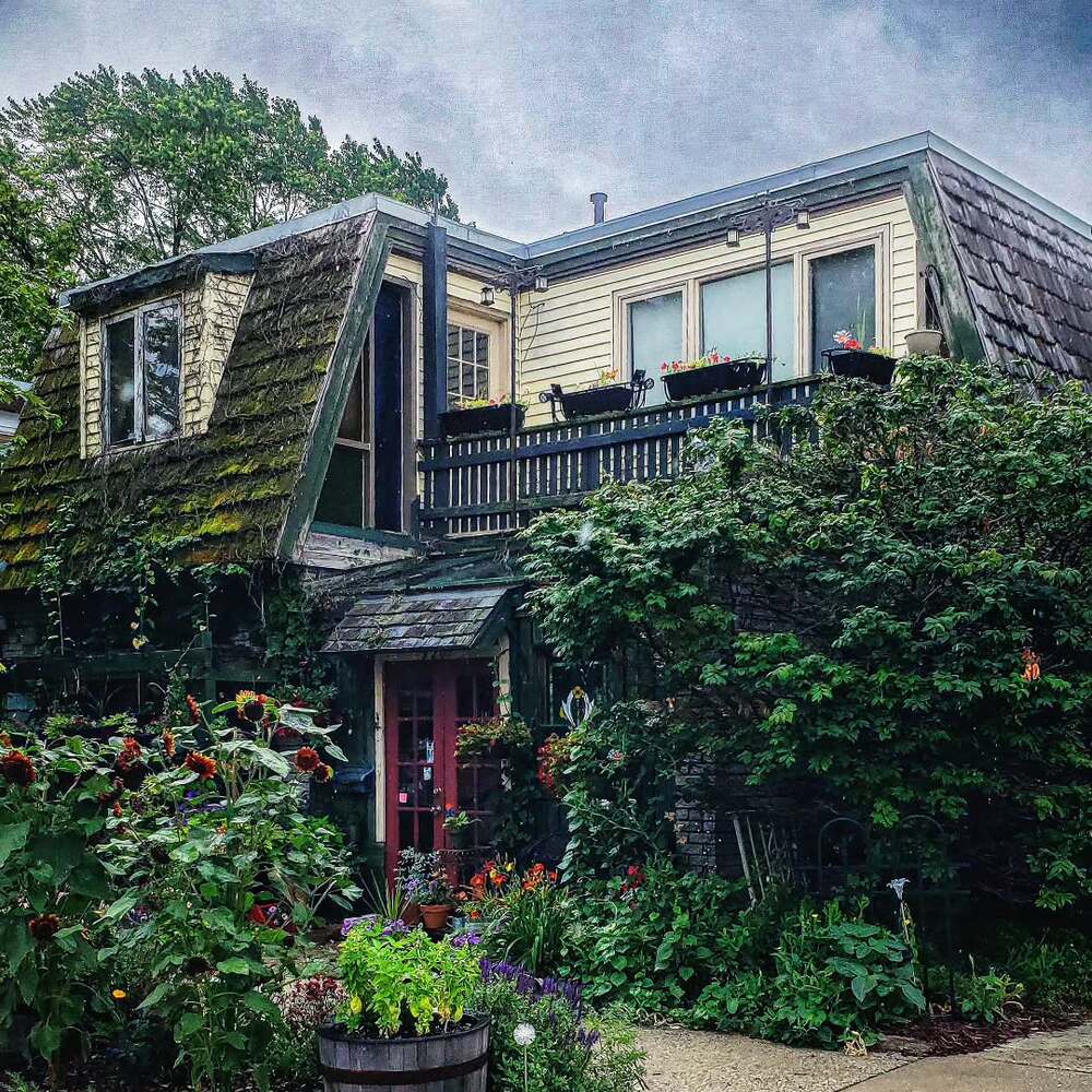Charming house surrounded by greenery Charming house surrounded by greenery