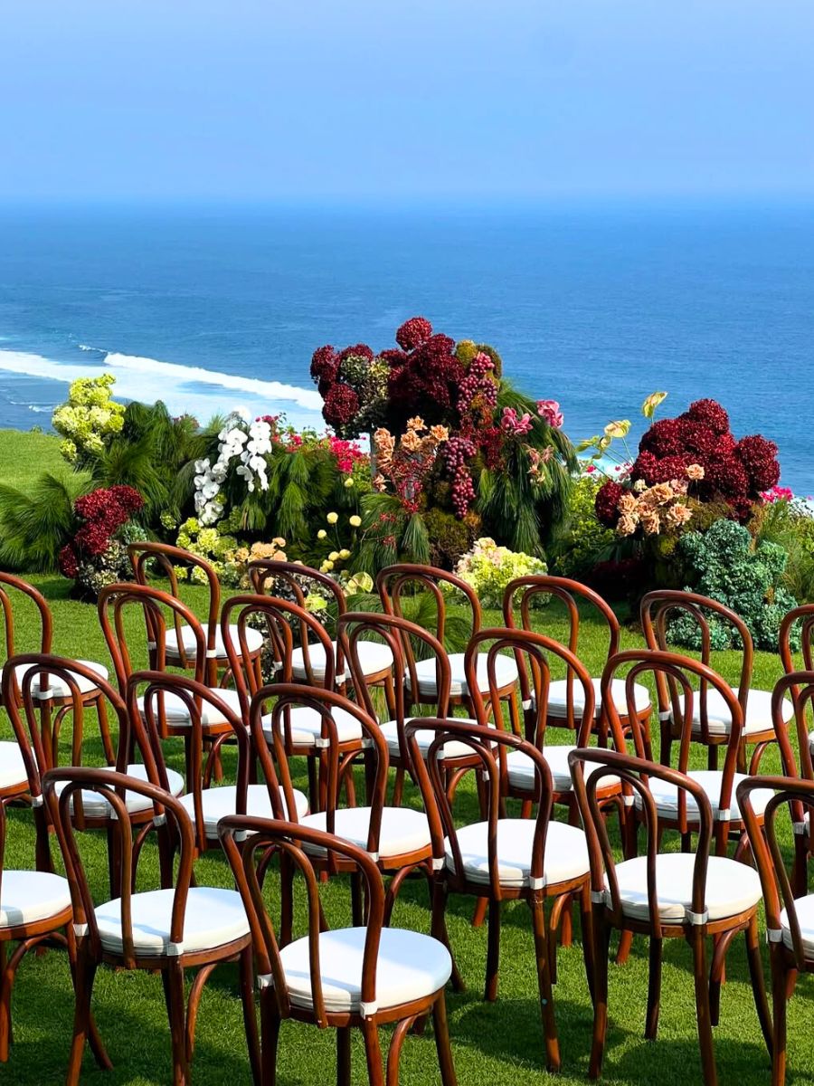 Dream floral decor near the ocean
