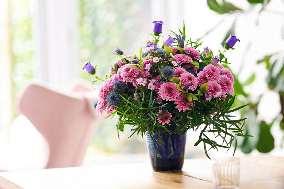Chrysanthemum Fabienne bouquet with Eryngium Chrysanthemum Fabienne bouquet with Eryngium
