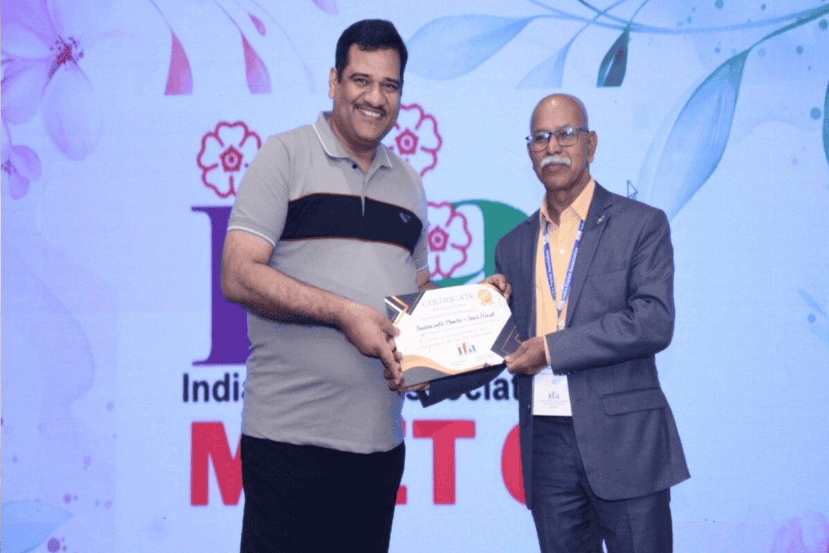 Anand giving certificate to Mr. Mahske at IFA Meet 6