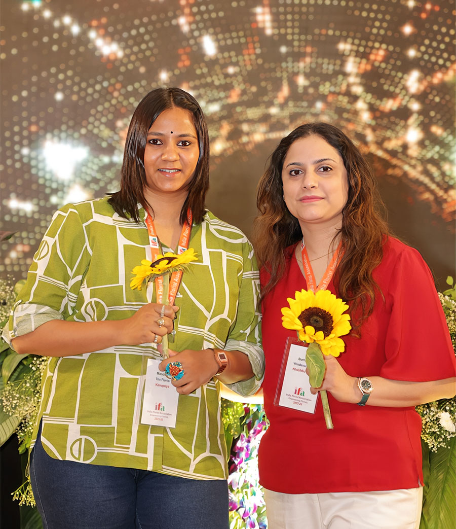 IFA Meet 7 Indore two women with sunflower IFA Meet 7 Indore two women with sunflower