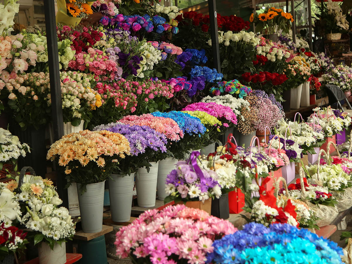 Floristi Georgia dyed chrysants outside shop