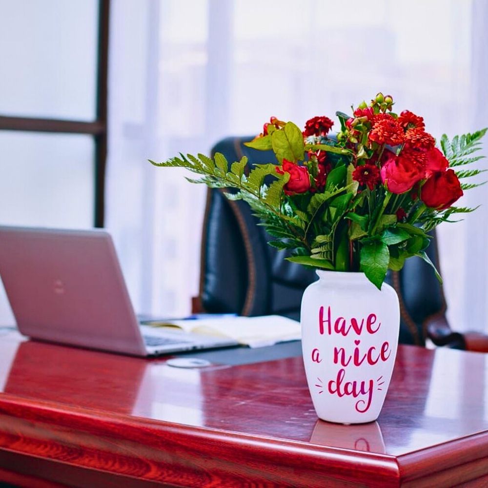 Improve Office Day With a Touch of Green Plants and Flowers