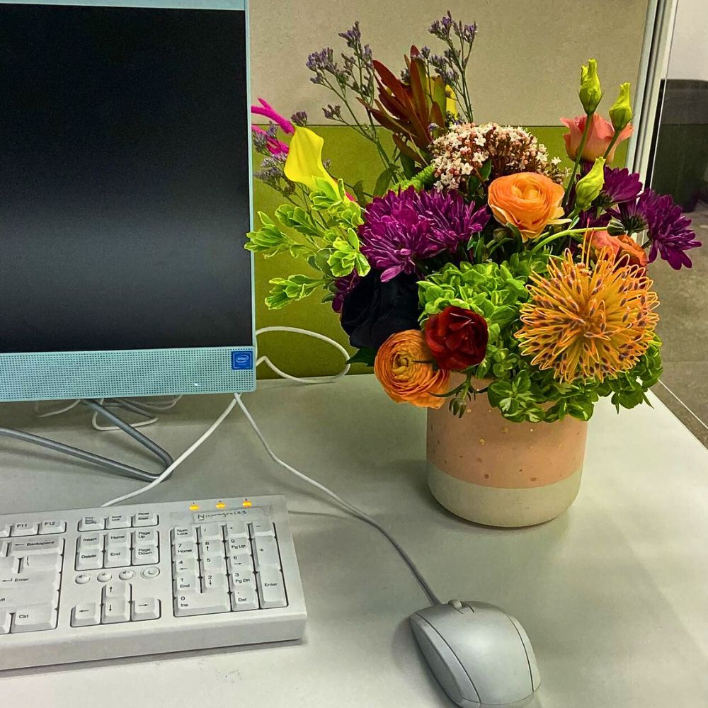 Improve Office Day With a Touch of Green Plants and Flowers