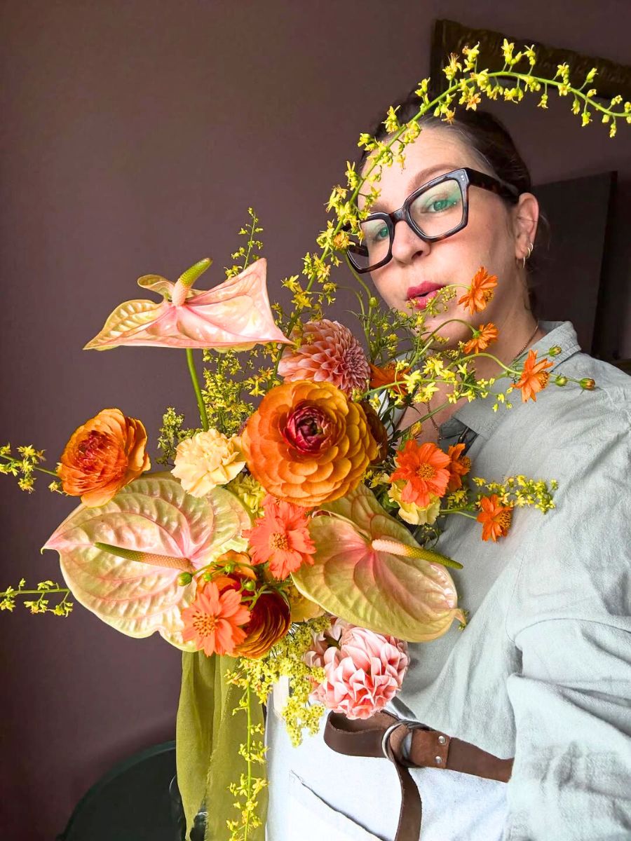 Colorful Janelle Thomson with flowers
