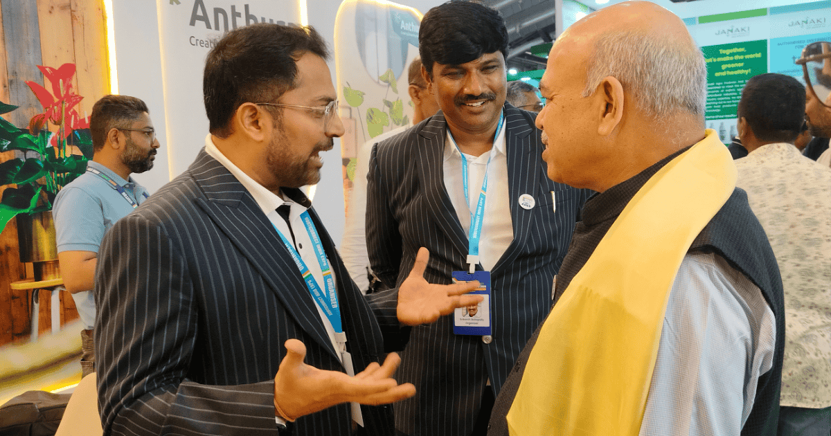 Mr. Shrikant Bollapally in discussion with Mr. Rownak Gutgutia and Dr. S.K. Pattnayak