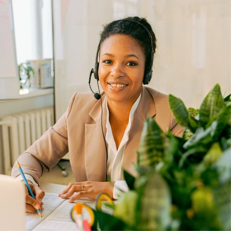 Improve Office Day With a Touch of Green Plants and Flowers - Thursd Article