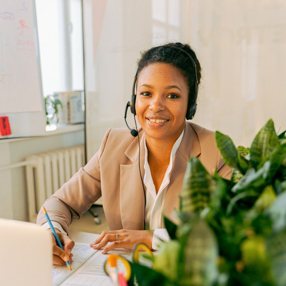 Improve Office Day With a Touch of Green Plants and Flowers