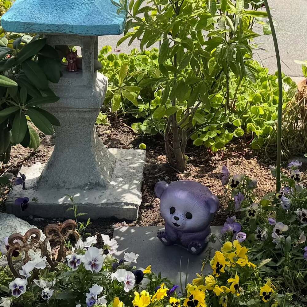 Small, decorative garden with statues Small, decorative garden with statues