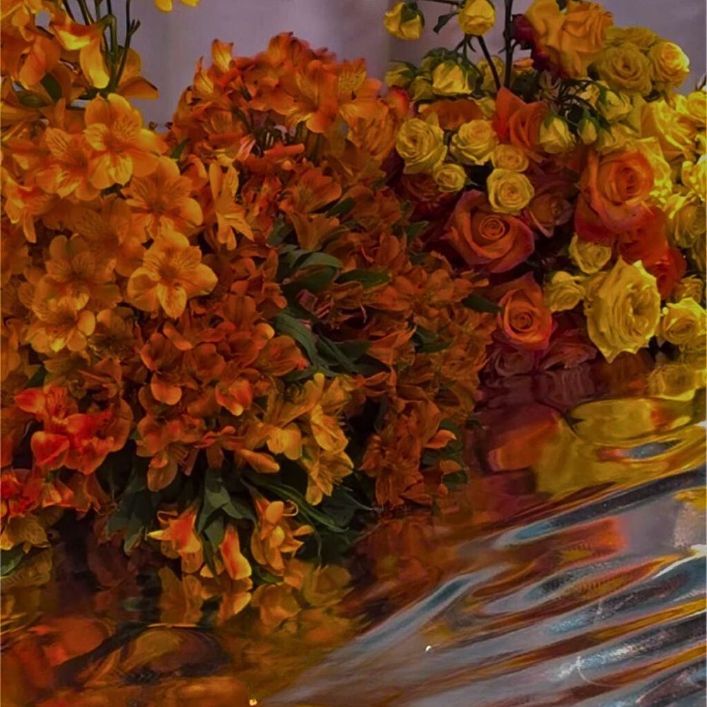 Roses and Alstroemeria design The Perfect Roses to Capture the Autumn Season’s Essence in Designs