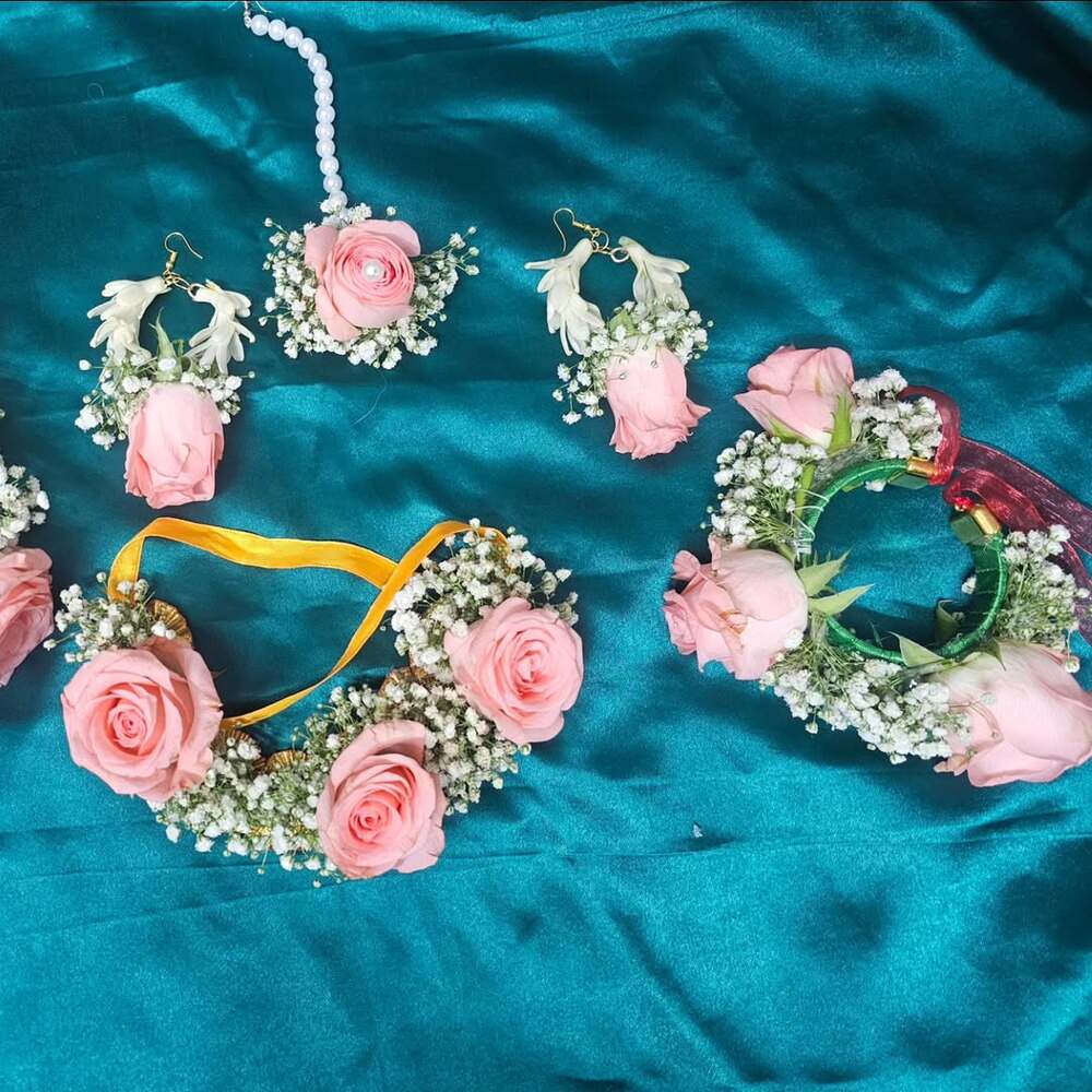 Nature-inspired floral wedding jewelry set Nature-inspired floral wedding jewelry set