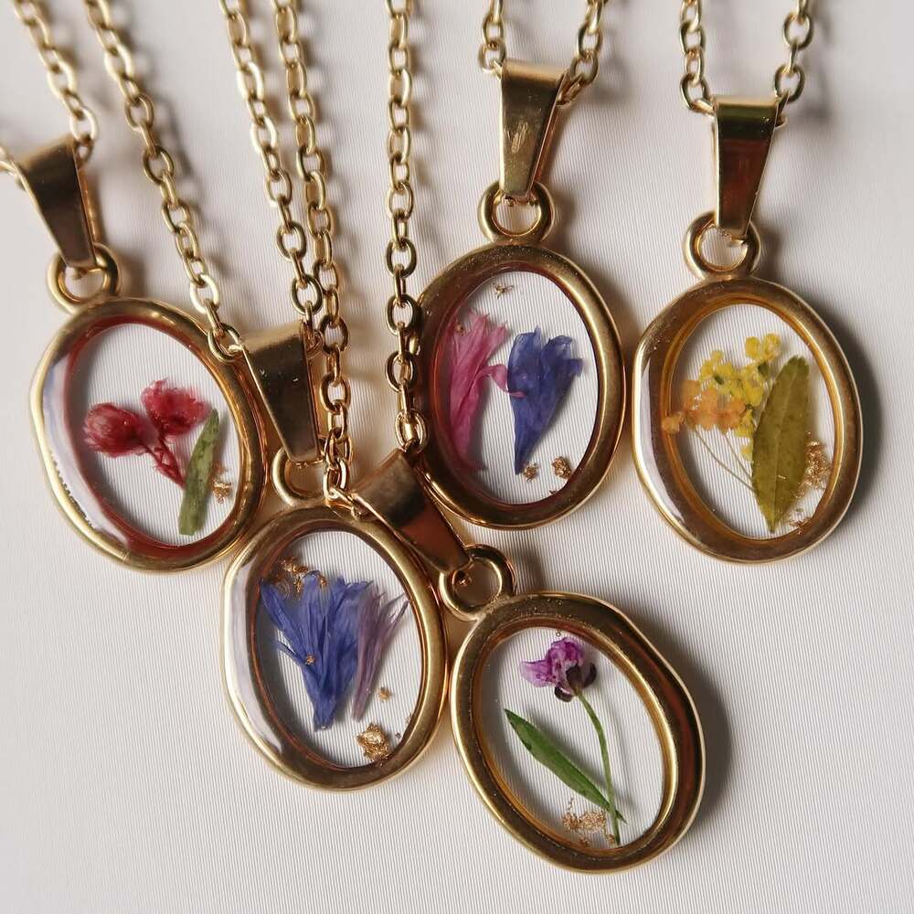 Resin pendants with real flowers Resin pendants with real flowers