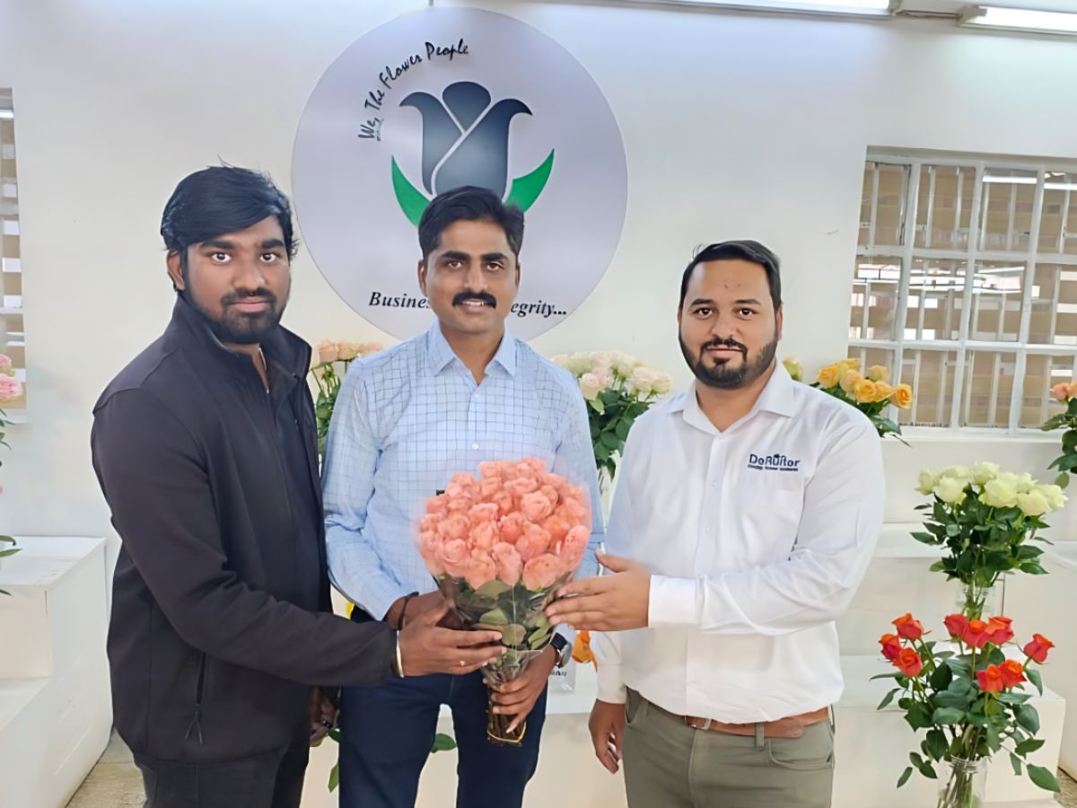 Ravi palshikar general Black Tulip Laurel with Rohit Patel of De Ruiters displaying a bunch of Rose Be Sweet Rose PomaRosa®