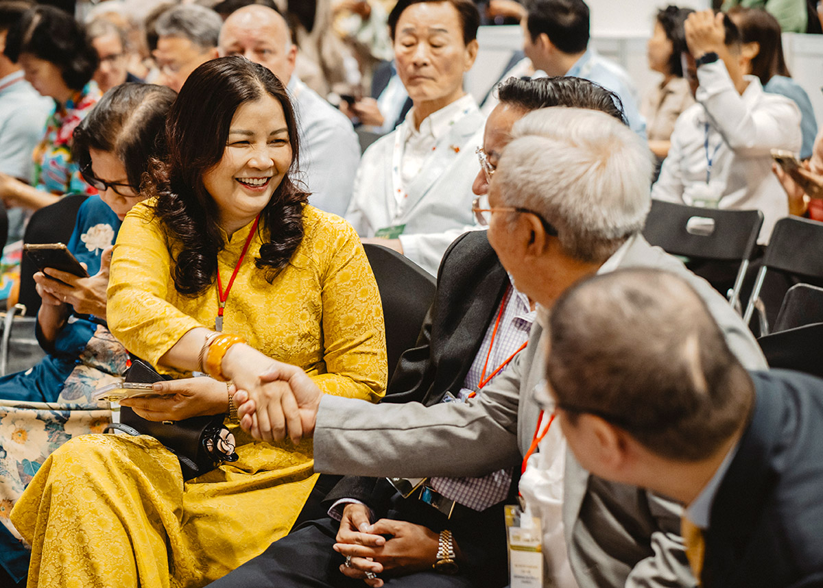 HortEx Exhibitors meeting people