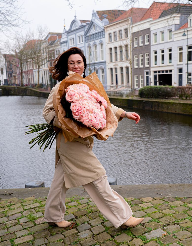 Lady with Rose Silva Sweet by Dummen Orange Lady with Rose Silva Sweet by Dummen Orange