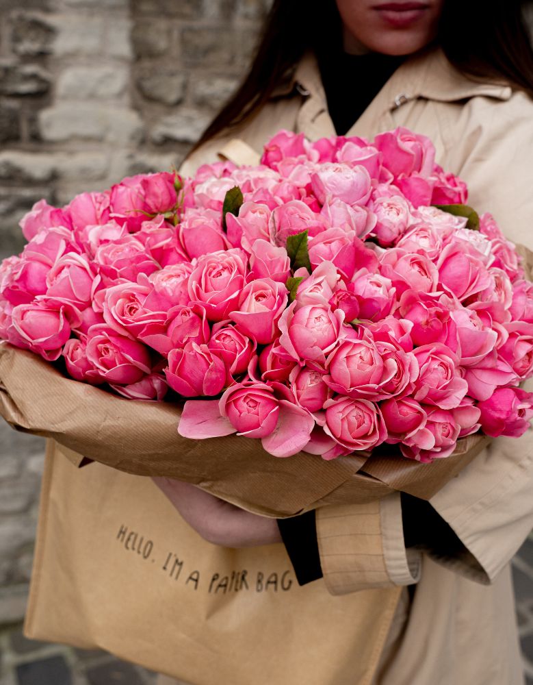 Lady with Rose Silva Pink by Dummen Orange Lady with Rose Silva Pink by Dummen Orange