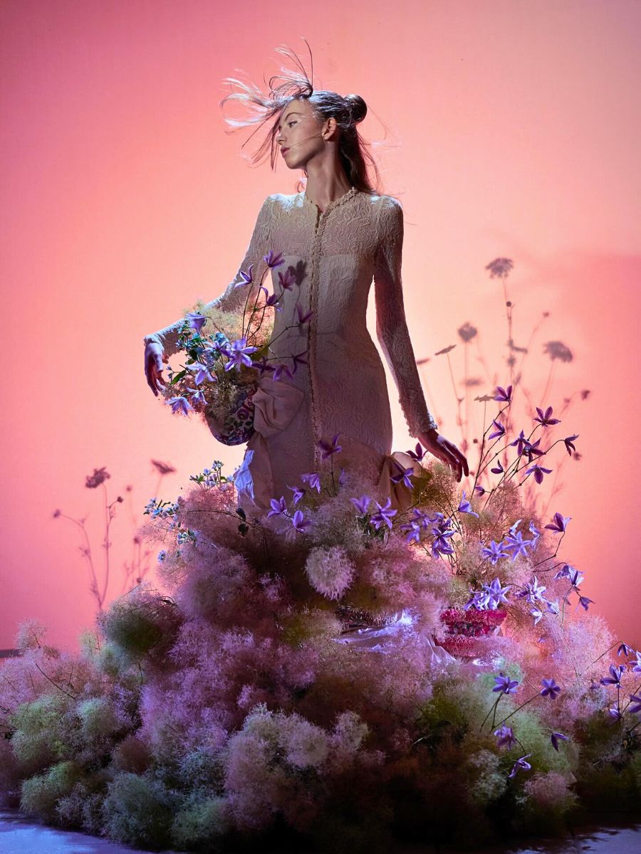 Art in floristry Photo: @jakubgulyasPartner: @divadloandrejabagara @mesto_nitraDress: @krnaclukasworkLightingdesign: @daylightrentalProducer: @robert_bartolen @michael_vins Assistants:@zbojnykvrtula@anemones_wedding @zlaty.kvet @noen_flo.work @floananeta @_spirit_naty_@pivo.nia