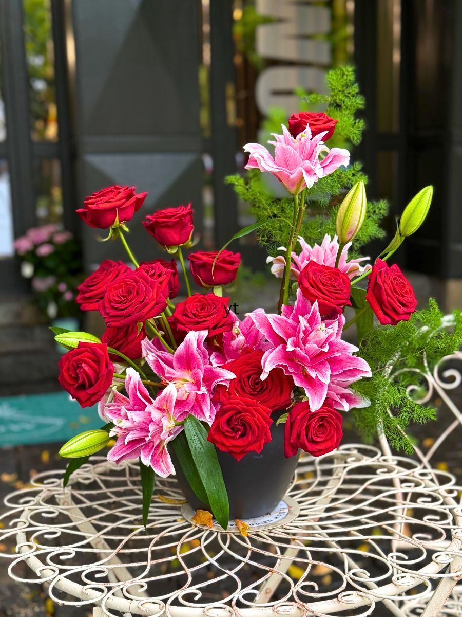 Bredefleur Friend Andrei Bindea With a Beautiful Bouquet