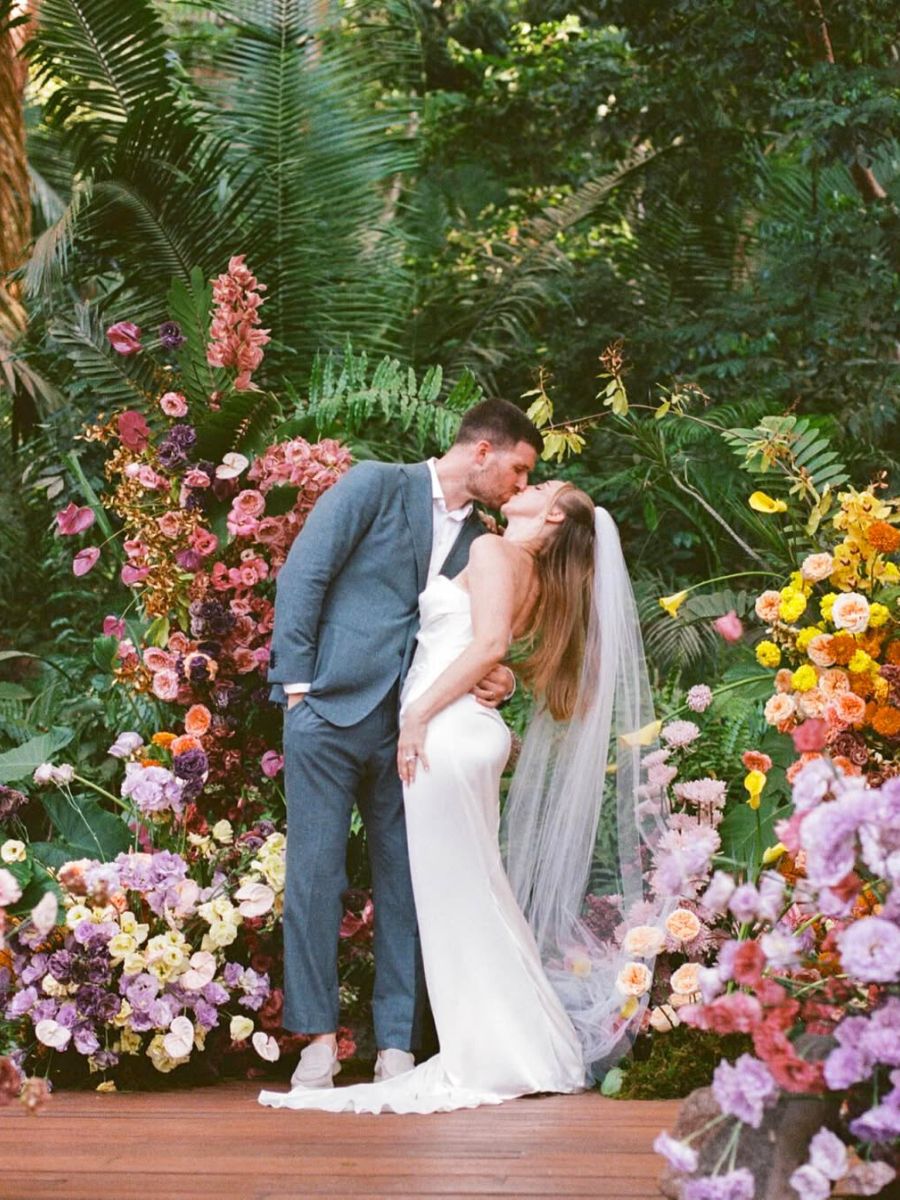 A couple with flowers by Dia Uno