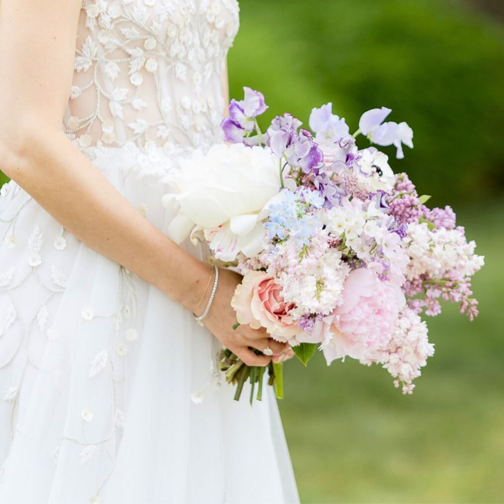 A mixed wedding bouquet featuring lilac flowers