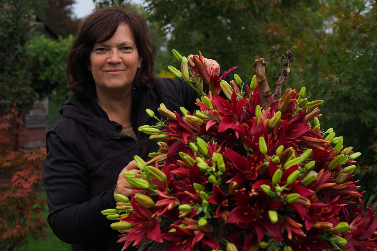 Creating With Dark Secret Lilies for Bredefleur Friend Awards in Crimson Nocturne