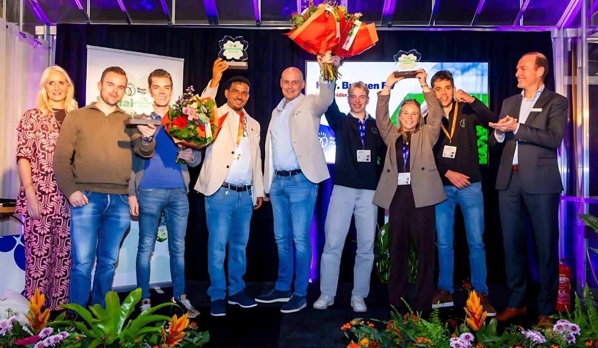 The very first Royal FloraHolland Sustainability Award was presented today to Handelskwekerij Bruinen BV during the annual Trade Fair Aalsmeer. 