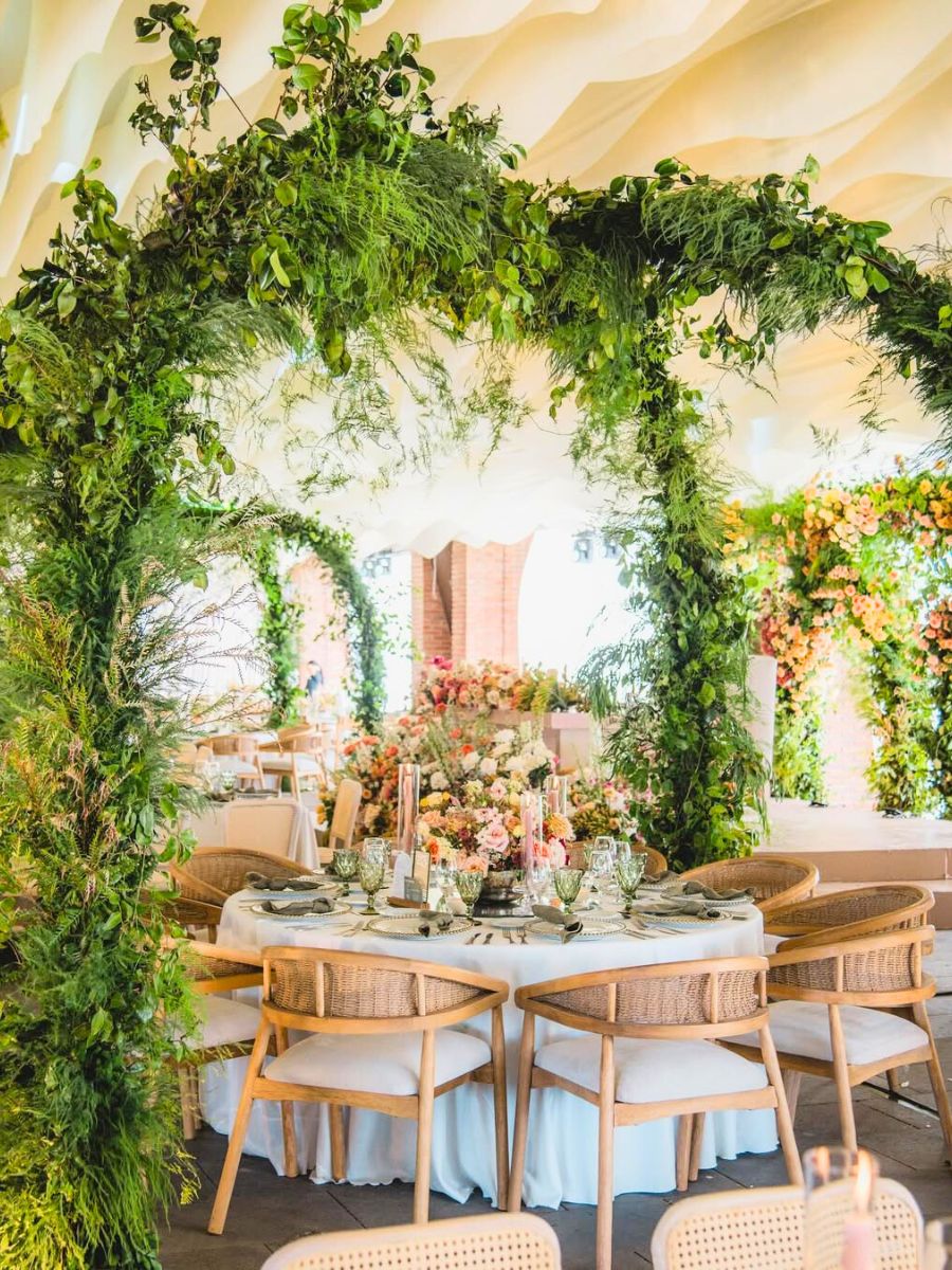 A wedding arch and flowers by Diana Sandoval