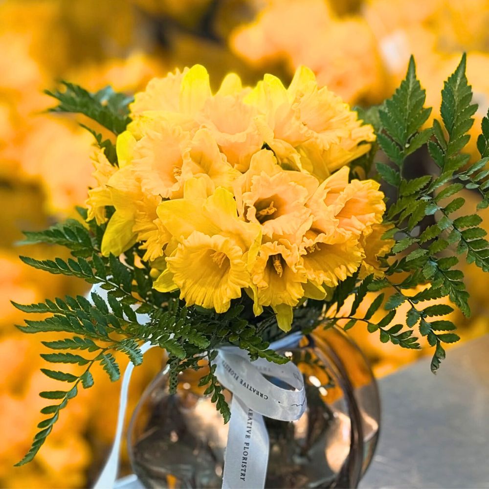 A mixed bouquet with yellow daffodils