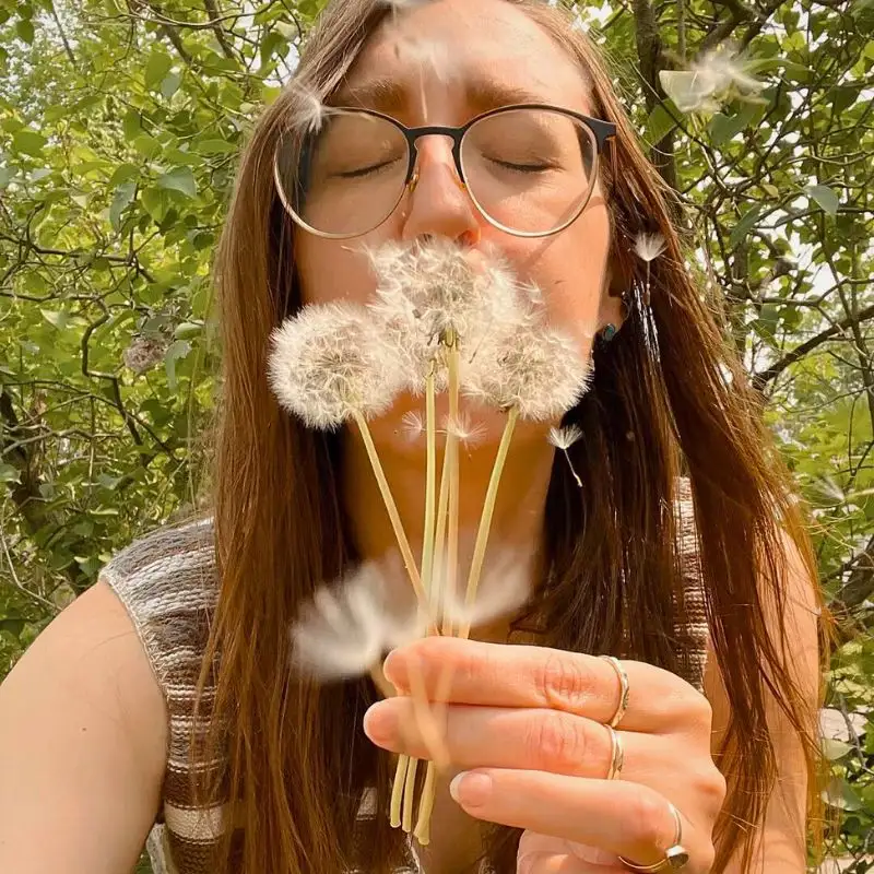 Carnation and Dandelion as Sagittarius Zodiac Flowers - Thursd Article