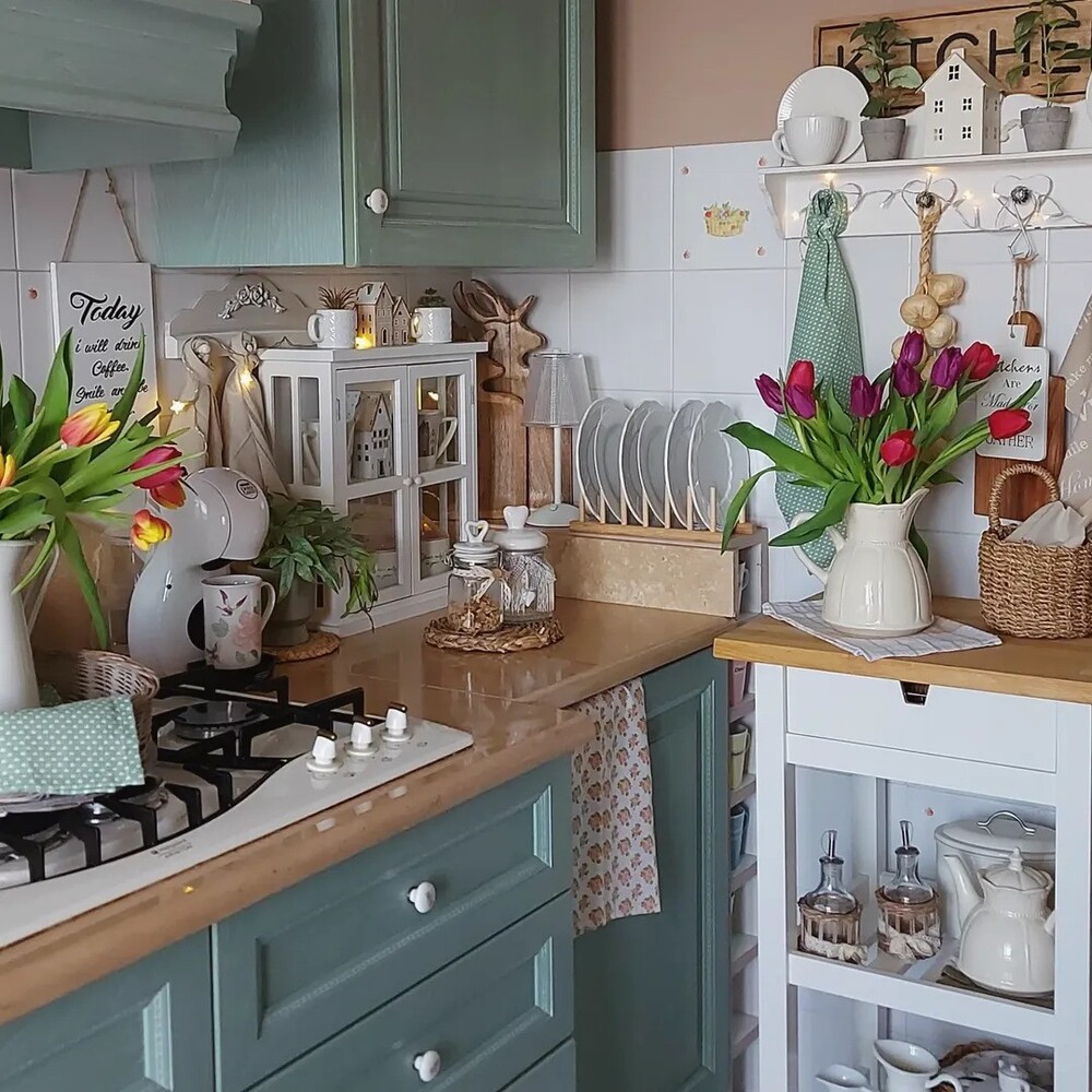  Tulips and charming accessories in kitchen