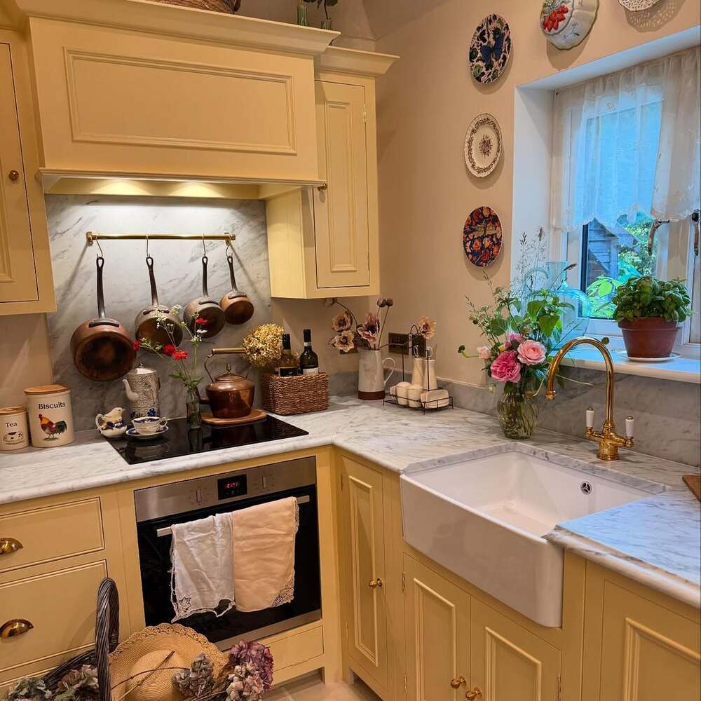 Cottage kitchen with roses and farmhouse sink