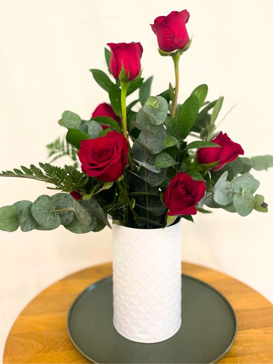 TAK Green bouquets with red roses