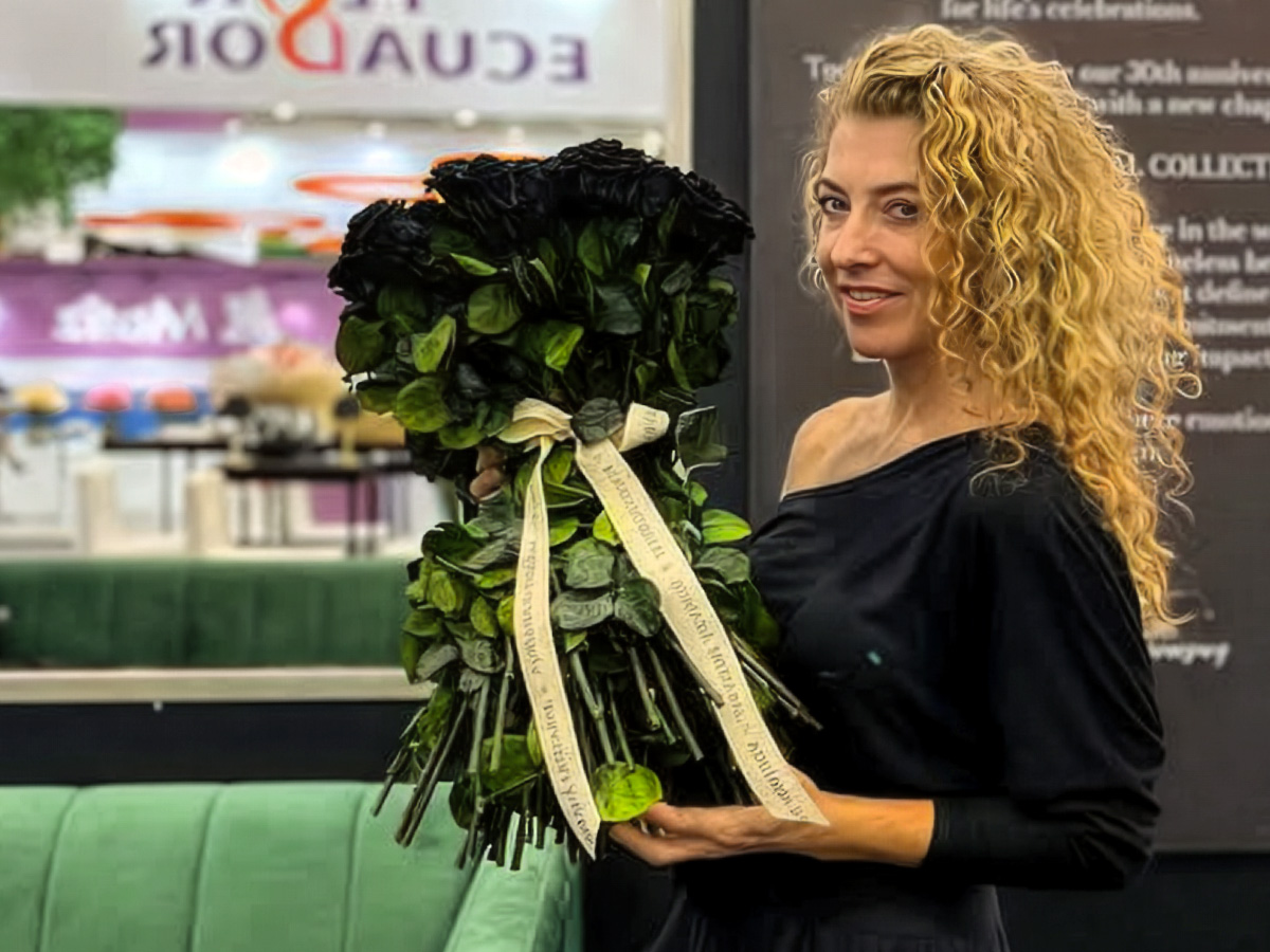 Adriana Satizabal with black preserved roses at Proflora 2025