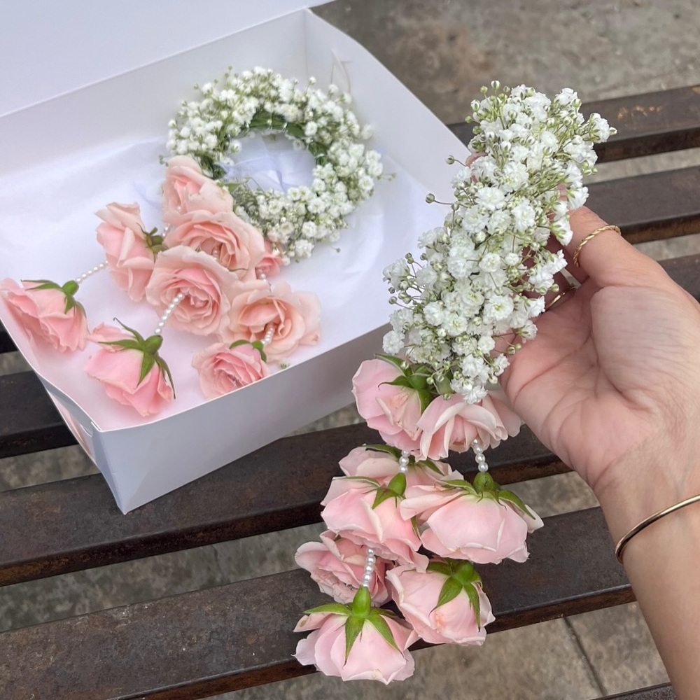  Pink rose and baby's breath gajra
