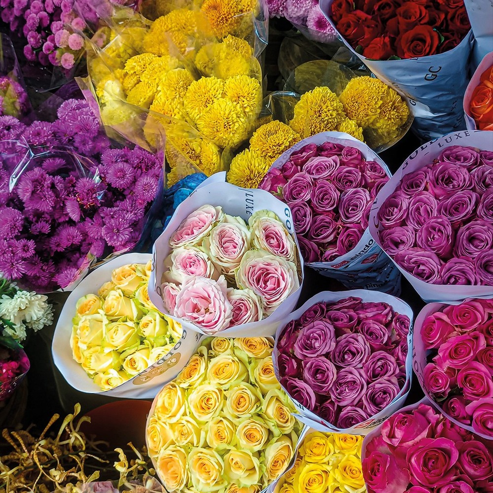 Bulk colorful roses and chrysanthemums display